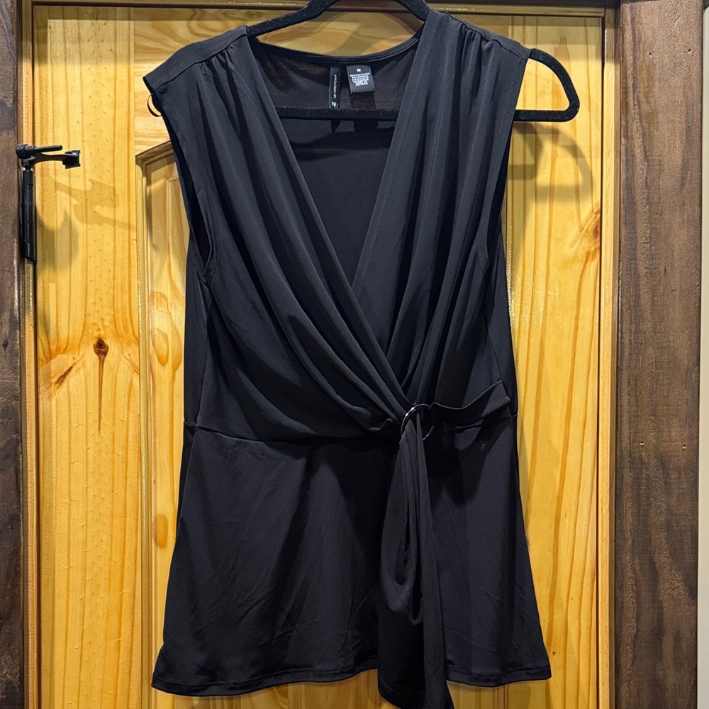 New Directions Black V neck top medium